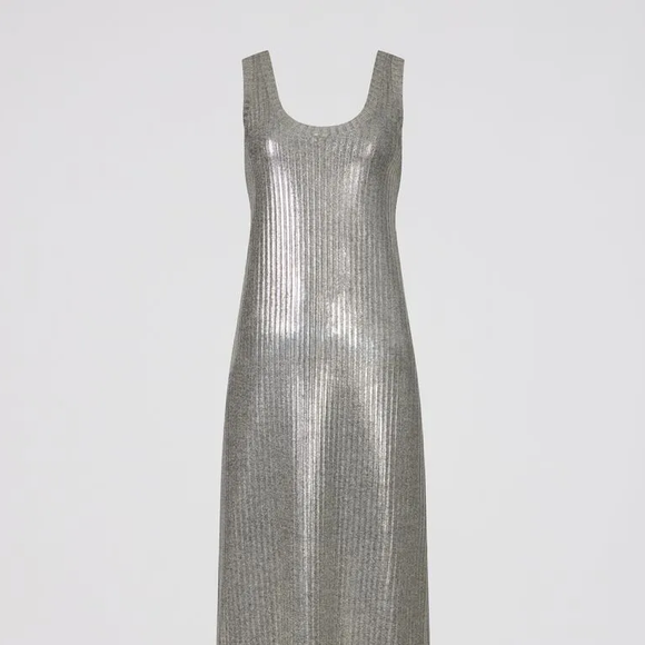 Na nossa linha detetive fashion, encontramos um modelo muito semelhante: vestido confeccionado em malha metálica, shape reto, comprimento midi, decote em U e alças largas