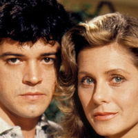 Lançado em 1985, este perfume importado foi protagonista no início de namoro dos meus pais; minha mãe usa até hoje em ocasiões especiais