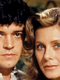 Lançado em 1985, este perfume importado foi protagonista no início de namoro dos meus pais; minha mãe usa até hoje em ocasiões especiais