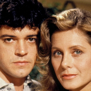 Lançado em 1985, este perfume importado foi protagonista no início de namoro dos meus pais; minha mãe usa até hoje em ocasiões especiais