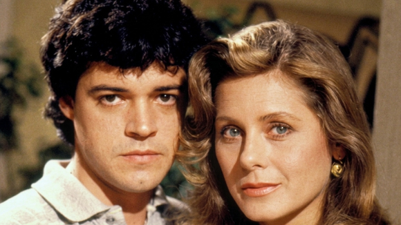 Lançado em 1985, este perfume importado foi protagonista no início de namoro dos meus pais; minha mãe usa até hoje em ocasiões especiais
