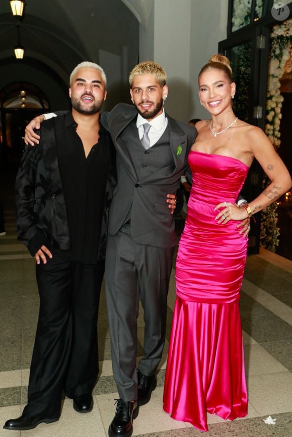 Virginia Fonseca na cerimônia com seu vestido tomara que caia cor de rosa chamou a atenção.