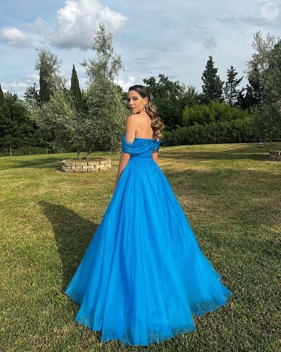 Vestido de festa longo azul princesa: rico em camadas e com costas à mostra, essa peça fica elegante com cabelo solto