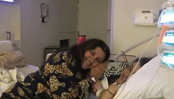 Nos EUA para tratamento de câncer, Preta Gil recebeu a visita da apresentadora Regina Casé.