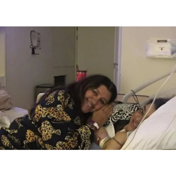 Nos EUA para tratamento de câncer, Preta Gil recebeu a visita da apresentadora Regina Casé.