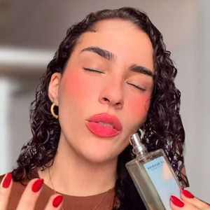 'Gabarito de mulher cheirosa': Lívian Aragão revela perfume fresco para usar de dia e marcante para a noite, com flor de laranjeira e sândalo, que garante 'cheiro de rica' por menos de R$ 140 inspirado em clássico da Armani