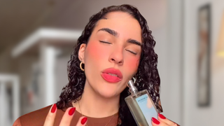 'Gabarito de mulher cheirosa': Lívian Aragão revela perfume fresco para usar de dia e marcante para a noite, com flor de laranjeira e sândalo, que garante 'cheiro de rica' por menos de R$ 140 inspirado em clássico da Armani