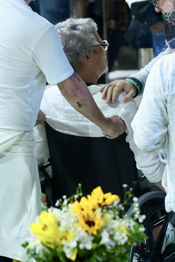 Carlinhos de Jesus foi um dos famosos presentes no velório de Arlindo Cruz, mas chamou atenção ao ser clicado de cadeira de rodas