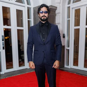 Renato Góes foi de terno azul-marinho e colocou um óculos do mesmo tom para dar uma quebra na formalidade