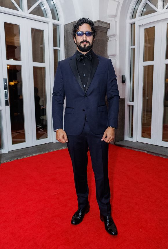 Renato Góes foi de terno azul-marinho e colocou um óculos do mesmo tom para dar uma quebra na formalidade