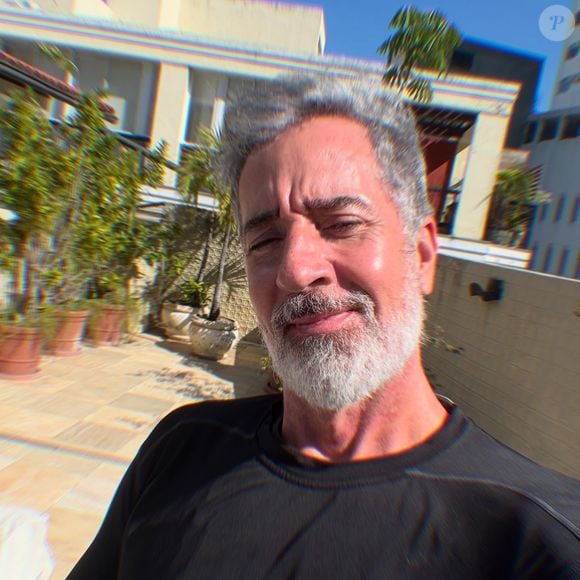 Hoje com 60 anos, Marcelo Brou não dispensa a ousadia em suas redes sociais