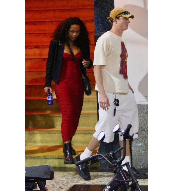 Maisa festeja 23 anos em rooftop no Rio com João Guilherme, L7 e elenco de 'Garota do Momento'. Fotos!