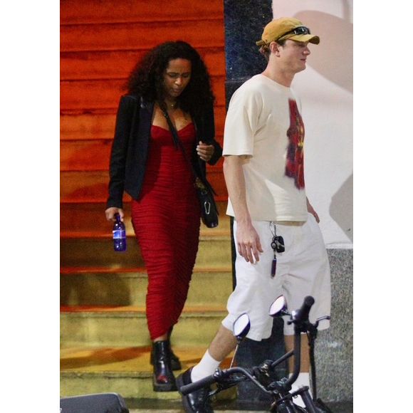 Maisa festeja 23 anos em rooftop no Rio com João Guilherme, L7 e elenco de 'Garota do Momento'. Fotos!