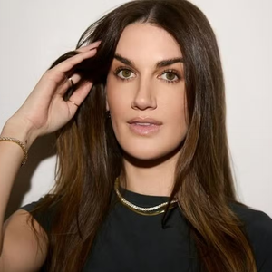 Conhecida por atender nomes como Priyanka Chopra, Madonna, Gwyneth Paltrow, Sofia Vergara, Kim Kardashian, Megan Fox, Drew Barrymore e Cameron Diaz, Dakar agora enfrenta acusações de ter causado danos irreparáveis à cliente