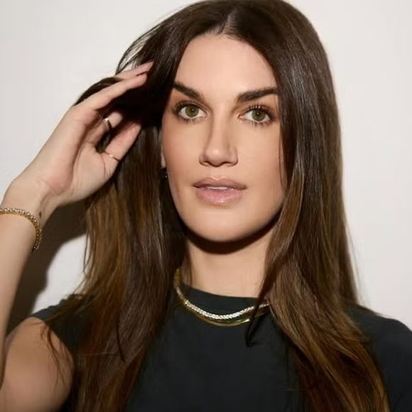 Conhecida por atender nomes como Priyanka Chopra, Madonna, Gwyneth Paltrow, Sofia Vergara, Kim Kardashian, Megan Fox, Drew Barrymore e Cameron Diaz, Dakar agora enfrenta acusações de ter causado danos irreparáveis à cliente