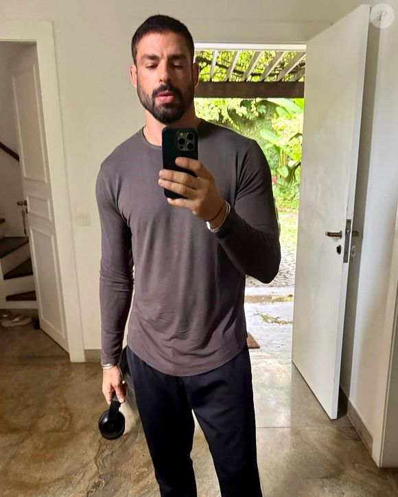 Cauã Reymond é acusado de ser indelicado com os colegas e, segundo Carla Bittencourt, teria dito que ‘ensinaria o que é ser ator de verdade’