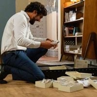 Quem fica com a mala de dinheiro em 'Vale Tudo'? Briga por dólares termina com casamento de mocinhos, acusação policial e chantagem