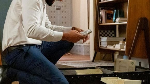 Quem fica com a mala de dinheiro em 'Vale Tudo'? Briga por dólares termina com casamento de mocinhos, acusação policial e chantagem