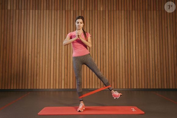 Contreras divide os exercícios em quatro padrões de movimento: extensão ou impulso do quadril, agachamento ou afundo, dobradiça de quadril e abdução. Assim, você trabalha todo o grupo muscular
