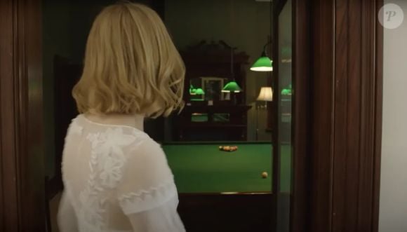 Nicole Kidman também tem uma sala de jogos, com mesa de bilhar central e janelas de estilo antigo