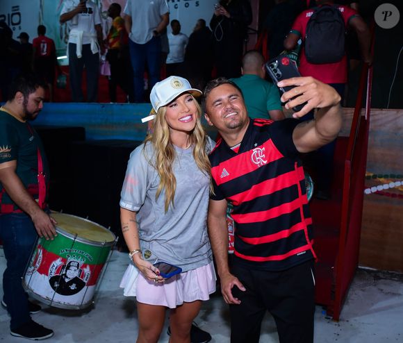 Virgínia Fonseca esbanjou simpatia e distribuiu selfies em passagem pela quadra da Grande Rio