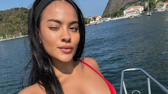 Bella Campos também usa o cabelo alisado