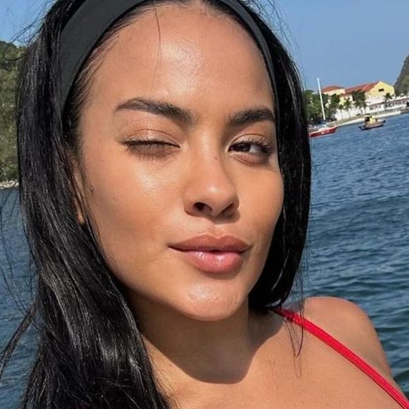 Bella Campos também usa o cabelo alisado