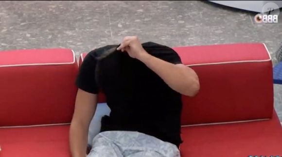 Caio, do 'BBB 24', chegou a tapar o rosto inteiro ao sentir o fedor de Rodolffo, que peidou