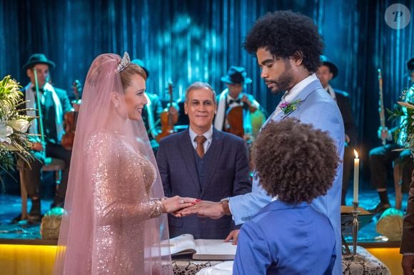 Quem sonha em se casar de rosa pode encontrar uma referência no vestido usado por Mariana Ximenes na novela 'Amor Perfeito'. Para interpretar Gilda no casamento com Orlando, personagem de Diogo Almeida, a atriz apareceu com um modelo brilhante acompanhado de um véu rosa comprido. A escolha foge do visual tradicional das noivas e abre espaço para produções com personalidade e uma paleta de cores delicada