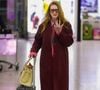 Em viagem para receber o prêmio Global Fashion Icon of the Year, a ruivnha escolheu um look casual e confortável