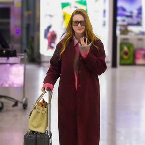 Em viagem para receber o prêmio Global Fashion Icon of the Year, a ruivnha escolheu um look casual e confortável