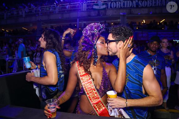 O beijo de Iza em João Vitor Silva em frisa de camarote atraiu os flashs