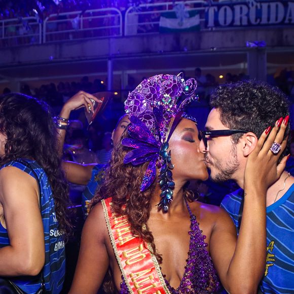 O beijo de Iza em João Vitor Silva em frisa de camarote atraiu os flashs