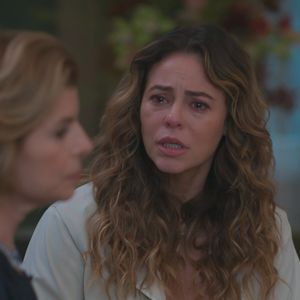 Helennha (Paolla Oliveira) coloca Odete Roitman (Débora Bloch) contra a parede em Vale Tudo