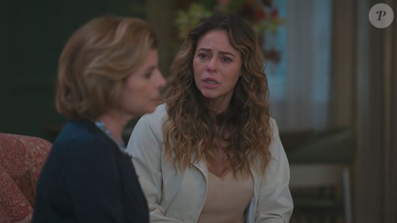 Helennha (Paolla Oliveira) coloca Odete Roitman (Débora Bloch) contra a parede em Vale Tudo