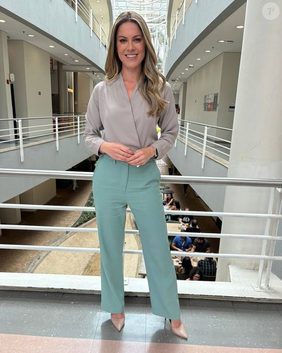 A jornalista Jacqueline Brazil vive um relacionamento com o narrador esportivo Luiz Carlos Júnior