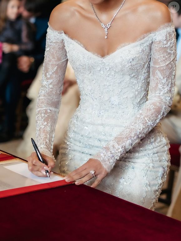 Vestido de noiva de Alexandra Saint-Mleux trazia renda Chantilly