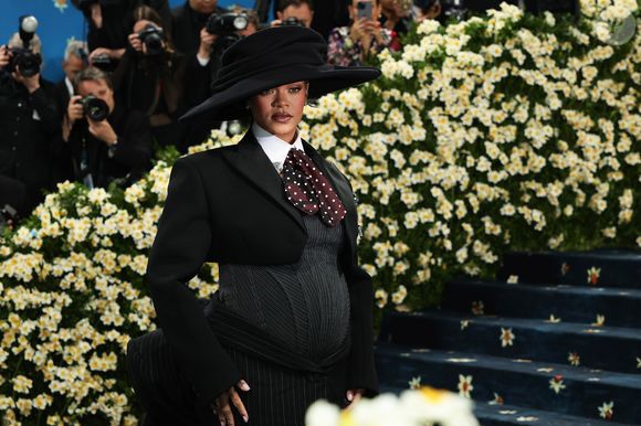 Rihanna no Met Gala 2025 com look de Marc Jacobs, revelando gravidez com alfaiataria desconstruída