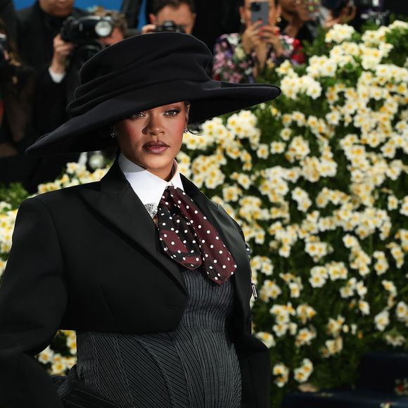 Rihanna no Met Gala 2025 com look de Marc Jacobs, revelando gravidez com alfaiataria desconstruída