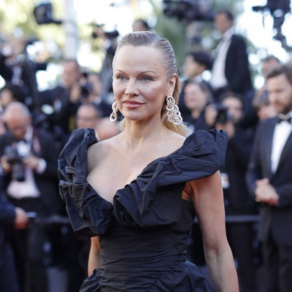 Hoje aos 58 aos, Pamela Anderson continua esbanjando vitalidade e não esconde seus segredos dos fãs