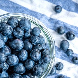 No entanto, é importante ressaltar que há duas variedades de mirtilos: os selvagens, que nascem e crescem na natureza, e os cultivados