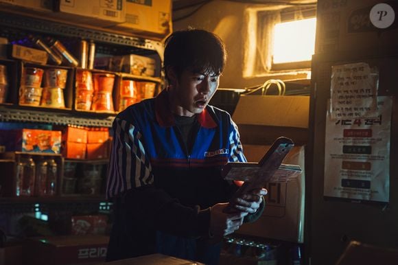 Em 'Um Trabalho do Inferno' Hyeok-jun, vivido por Lee Jae-wook, é um jovem endividado que aceita um trabalho de meio período