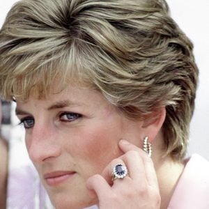 Mais do que uma fragrância, o óleo era um ritual de autocuidado para Diana, uma forma de se preparar emocionalmente para os desafios da vida pública