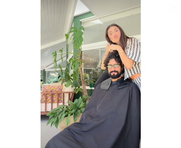 A preparação da mudança de visual de Renato Góes acabou virando um momento em família e foi registrada pela própria Thaila.