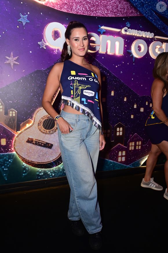 Filha de Fátima Bernardes e William Bonner, Bia Bonemer combinou um abadá assimétrico com uma calça jeans wide leg