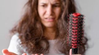 'Meu cabelo está caindo muito, o que pode ser?': dúvida comum no Outono tem explicação climática; entenda o que é o eflúvio sazonal