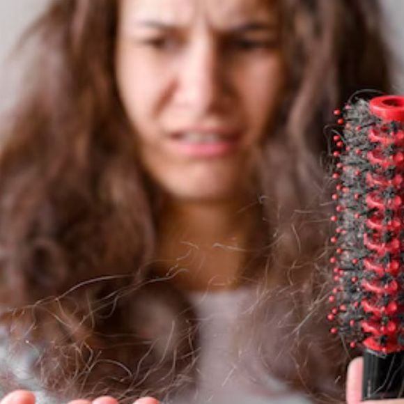 'Meu cabelo está caindo muito, o que pode ser?': dúvida comum no Outono tem explicação climática; entenda o que é o eflúvio sazonal