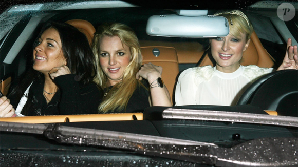 Lindsay Lohan, Britney Spears e Paris Hilton após balada juntas nos anos 2000