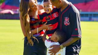 Quem é a mulher de Bruno Henrique, do Flamengo? Mãe de 2 filhos do jogador, Gisellen é 'capitã' das Fla-esposas e já fez oração nos bastidores