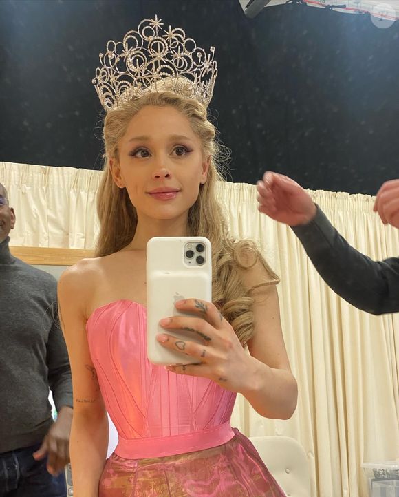 Segundo Ariana Grande,  o toque funciona como uma forma de “canalizar energia” e se sentir confortável durante compromissos de imprensa